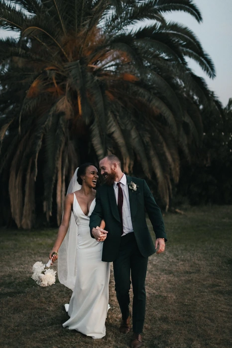 Portrait plein pied d'un couple à leur mariage pris par Nina Carducci